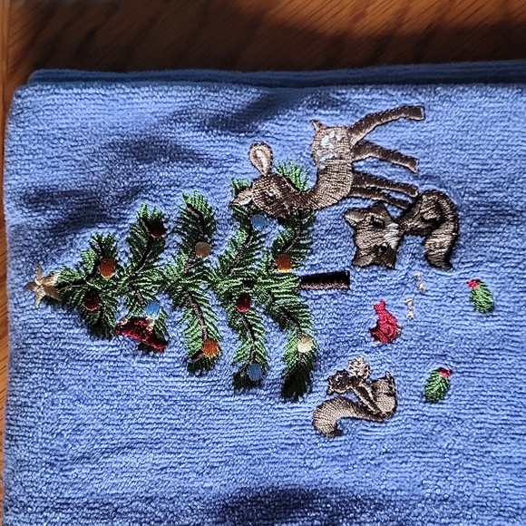 Three holiday hand towels - Picture 2 of 3